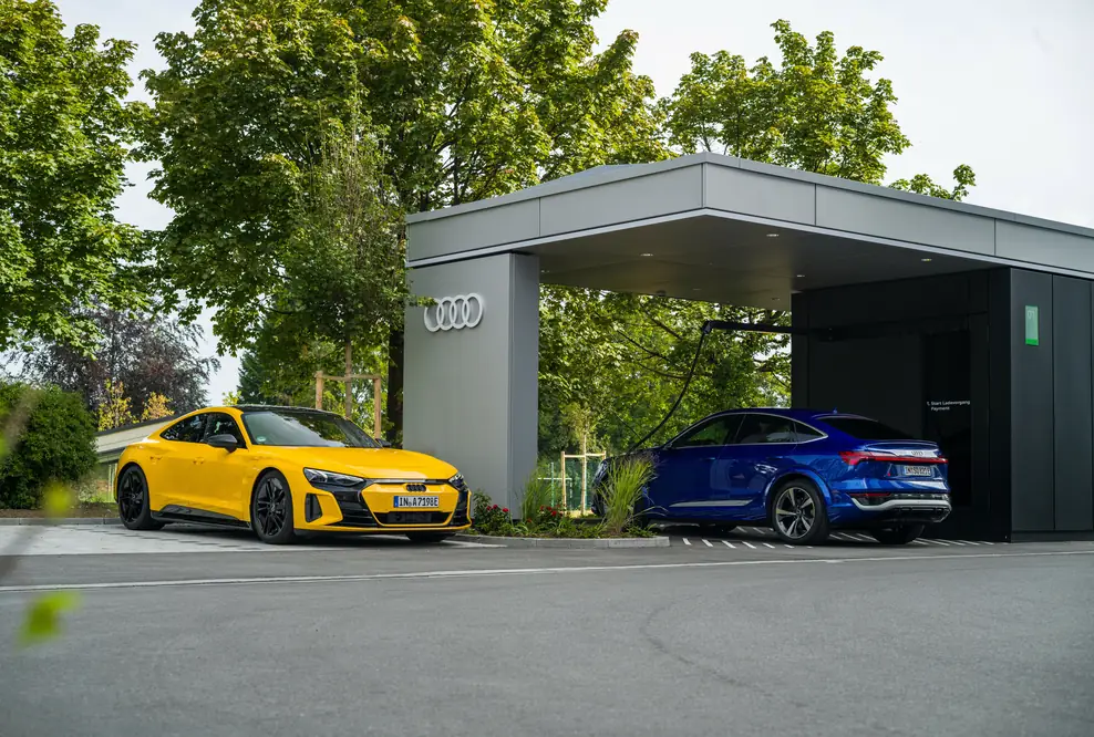 Audi hat im Münchner Stadtteil Obersendling einen neuen Audi charging hub eröffnet. Nach den Standorten Nürnberg, Zürich, Berlin und Salzburg ist der Ladepark der fünfte der Marke.