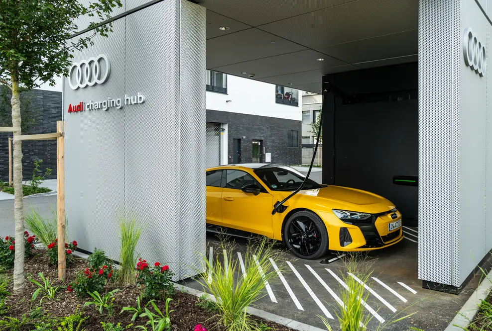 Audi hat im Münchner Stadtteil Obersendling einen neuen Audi charging hub eröffnet. Nach den Standorten Nürnberg, Zürich, Berlin und Salzburg ist der Ladepark der fünfte der Marke.