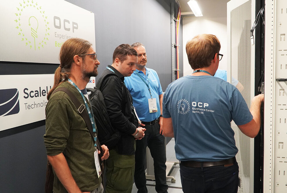 Interessierte machen eine Tour durch das OCP Experience Center Berlin-Mahlsdorf 