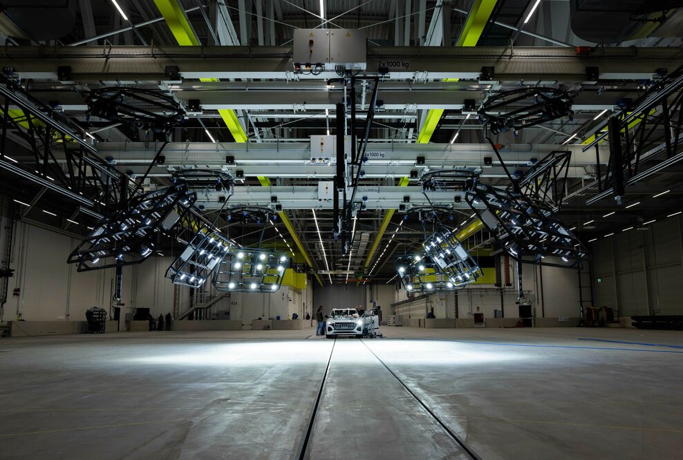 Die Crasharena des Fahrzeugsicherheitszentrums besteht aus einem stützenfreien Bereich von 50 mal 50 Metern.