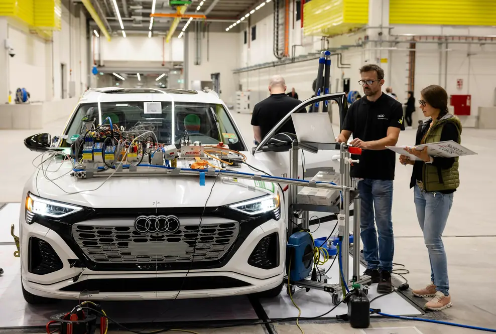 Vorbereitungen zu einem Crashversuch im neuen Fahrzeugsicherheitszentrum