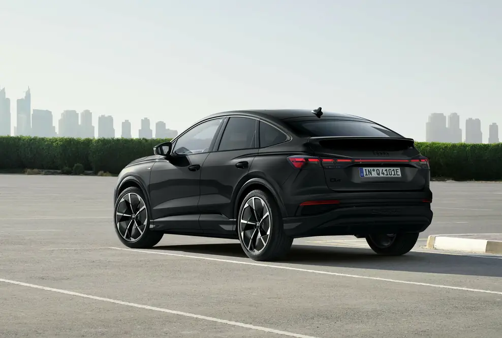 Audi Q4 Sportback e-tron edition S line, Standaufnahme, Farbe: Mythosschwarz Metallic