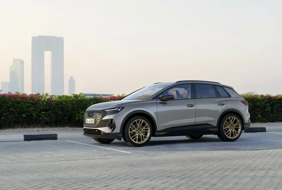 Audi Q4 e-tron edition S line, Standaufnahme, Farbe: Kieselgrau mit Kontrastlackierung Mythosschwarz Metallic