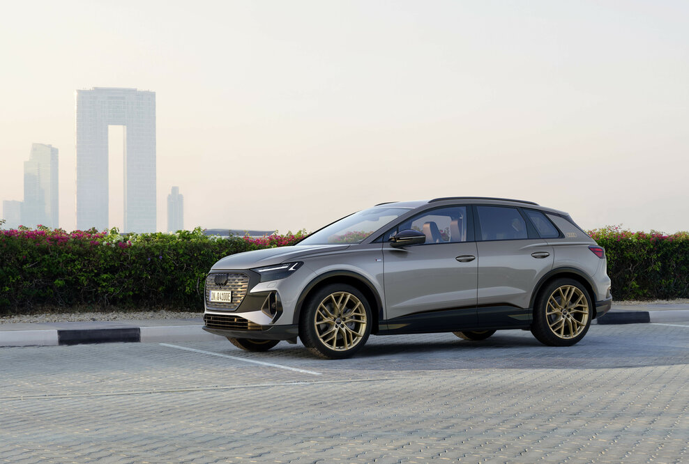 Audi Q4 e-tron edition S line, Standaufnahme, Farbe: Kieselgrau mit Kontrastlackierung Mythosschwarz Metallic