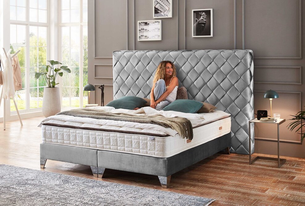 Boxspringbett Samt in Grau mit geflochtenes Kopfteil