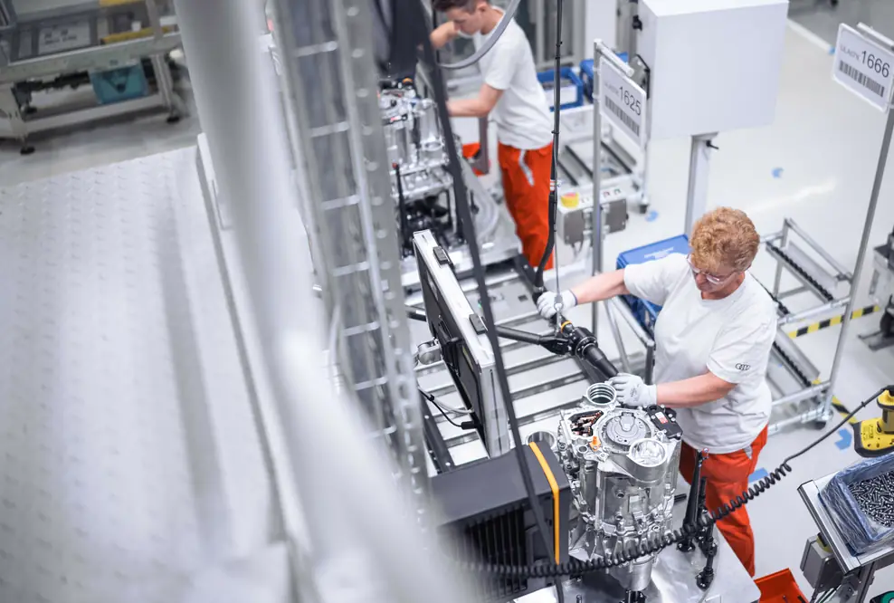 Im ungarischen Győr fertigen rund 700 Audi Mitarbeitende die Elektromotoren für die Premium Platform Electric (PPE). Im Bild: Verschraubung des Öltanks