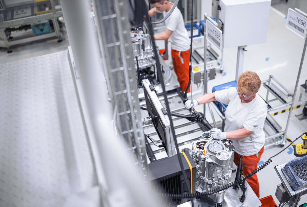 Im ungarischen Győr fertigen rund 700 Audi Mitarbeitende die Elektromotoren für die Premium Platform Electric (PPE). Im Bild: Verschraubung des Öltanks