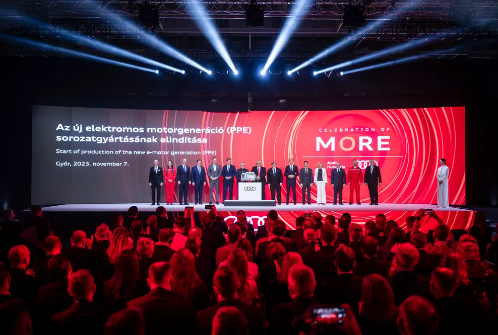 Audi startet in Győr Produktion von Elektromotoren für die PPE, Von links nach rechts: Zoltán Les, Mitglied des Vorstands der Audi Hungaria für die Fahrzeugproduktion, Alexandra Bányász-Kázmér, Audi Hungaria Mitarbeiterin, Dr. Patrick Heinecke, Mitglied des Vorstands der Audi Hungaria für Finanzen, IT, Einkauf und Compliance, Márton Nagy, Minister für Wirtschaftsentwicklung, Dr. Oliver Blume, Vorsitzender des Vorstands der Volkswagen AG, Dr. Gernot Döllner, Vorsitzender des Vorstands der AUDI AG, Robert But