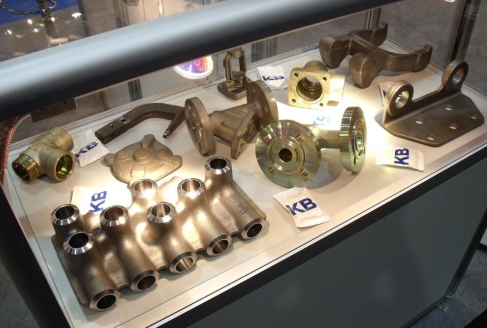 Vitrine am Messestand von KB