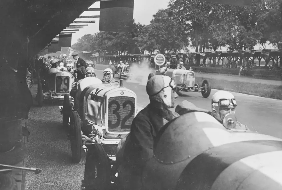 Großer Preis von Deutschland 1926 auf der Berliner AVUS: Die NSU Kompressor-Rennwagen NSU 6/60 PS stehen in den Boxen und warten auf die Freigabe des Starts. Im Wagen Nr. 32 der spätere Sieger in der 1,5-Liter-Klasse Georg Klöble mit Beifahrer Karl Gailing.