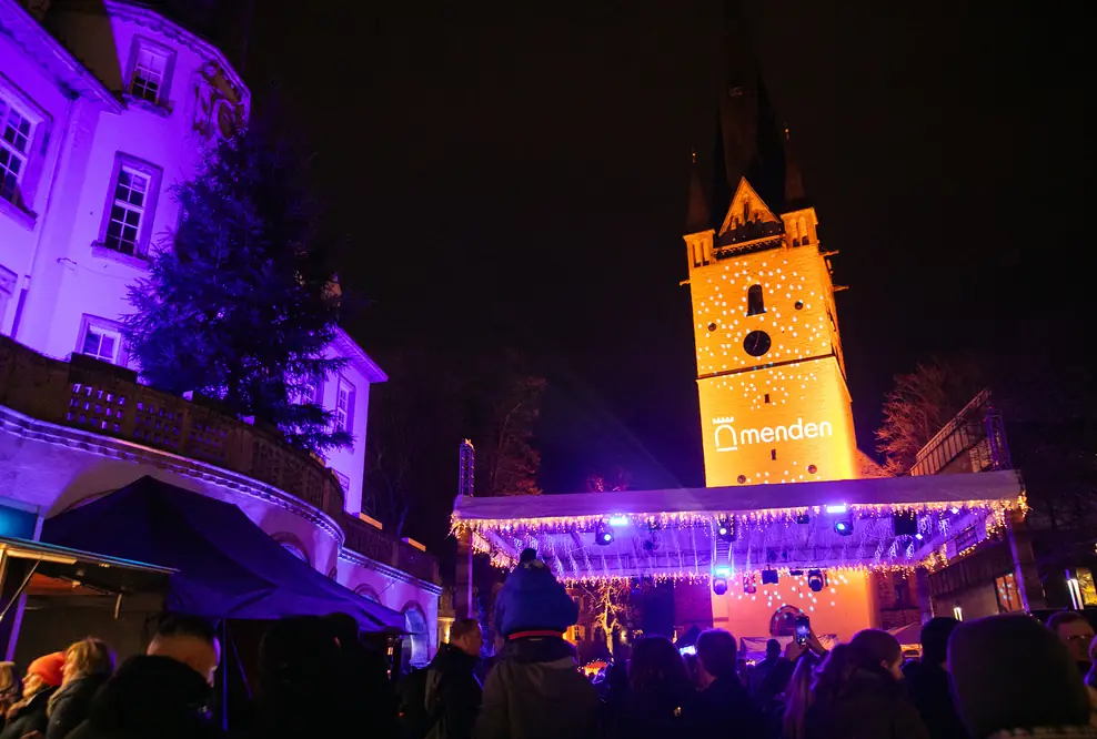 neues Markenzeichen als Projektion auf dem Vincenz-Kirchturm beim Mendener Winter