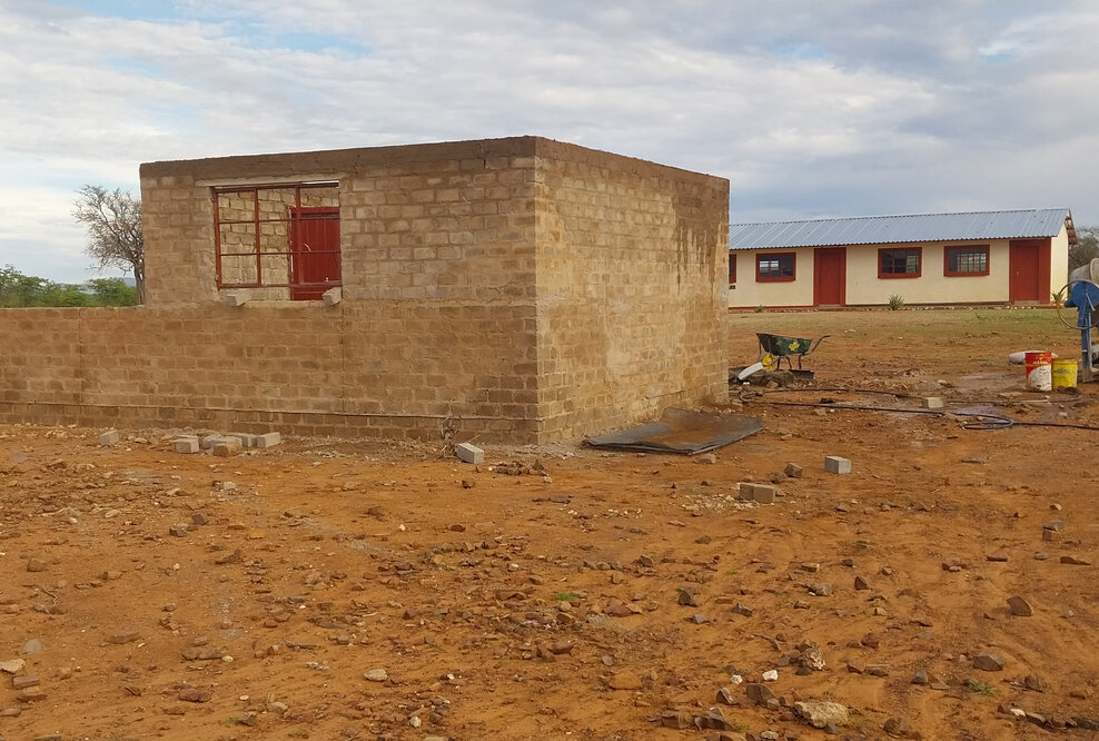 Bau einer neuen Kochstelle an der global office-Schule in Namibia 