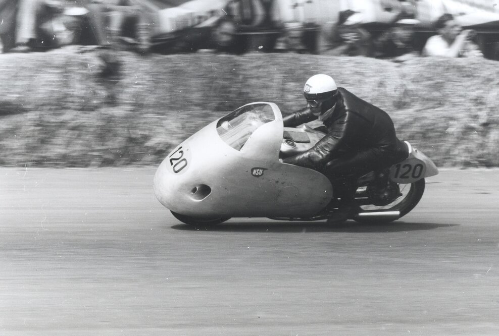 1954 kommt beim Rennen auf der Solitude in der Nähe von Stuttgart bei der NSU Rennmax zum ersten Mal die Vollverkleidung Typ „Blauwal“ zum Einsatz.