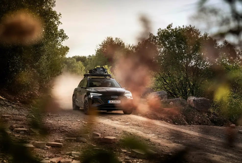 Audi Q8 e-tron edition Dakar - Farbe: Mythosschwarz Metallic, spezielle edition Dakar-Folierung