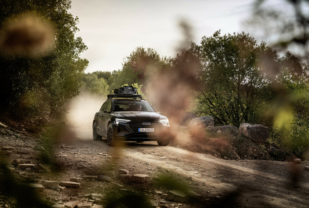 Audi Q8 e-tron edition Dakar - Farbe: Mythosschwarz Metallic, spezielle edition Dakar-Folierung