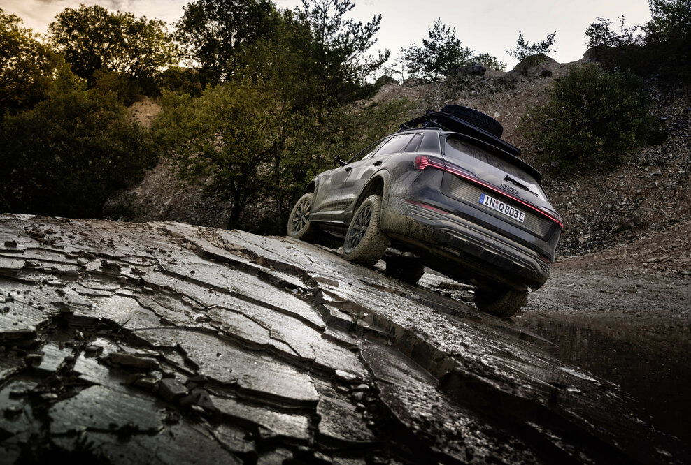 Audi Q8 e-tron edition Dakar, Fahraufnahme, Farbe: Mythosschwarz Metallic, spezielle edition Dakar-Folierung