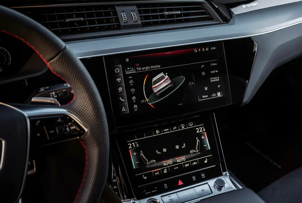Audi Q8 e-tron edition Dakar, Detail, Farbe: Mythosschwarz Metallic, spezielle edition Dakar-Folierung