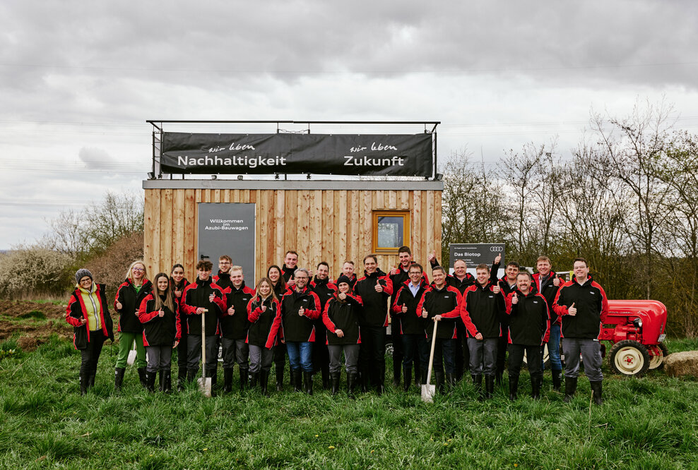 Gemeinsam für mehr Biodiversität: Audi Nachwuchskräfte engagieren sich für regionalen Umweltschutz.