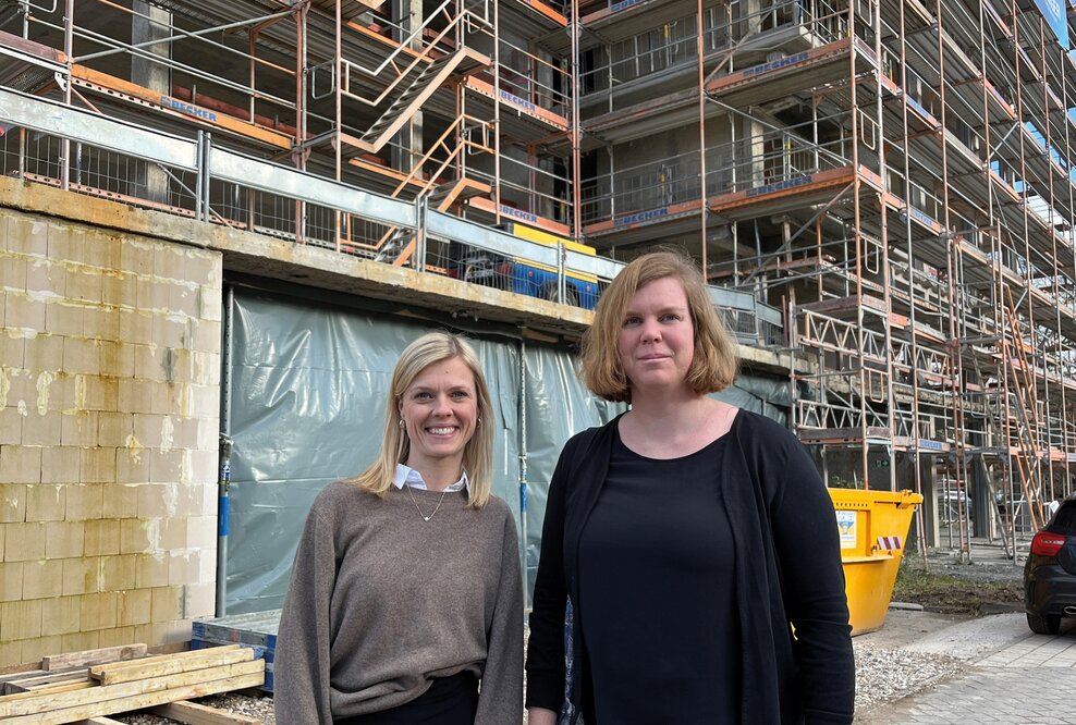 Wiesbadener Stadträtin Milena Löbcke und Dr Eike Muhr THE FLAG (v. r.n.l.)