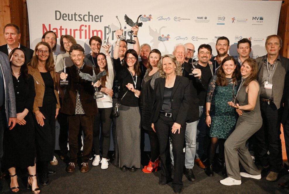 Preisträger:innen des Deutschen NaturfilmPreises 2023 mit Schirmherrin Steffi Lemke, Bundesministerin für Umwelt, Naturschutz, nukleare Sicherheit und Verbraucherschutz