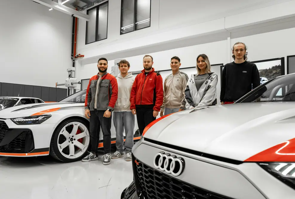 Audi RS 6 Avant GT - Die ehemaligen Auszubildenden Moumen Hallak, Marc Gerstung, Kai Fischer, Altan Uzunok, Nebahat Calistran und Jonathan Trinkner bei der ersten Vorstellung des RS 6 Avant GT.