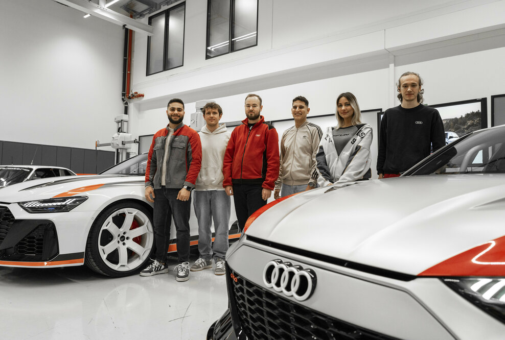 Audi RS 6 Avant GT - Die ehemaligen Auszubildenden Moumen Hallak, Marc Gerstung, Kai Fischer, Altan Uzunok, Nebahat Calistran und Jonathan Trinkner bei der ersten Vorstellung des RS 6 Avant GT.