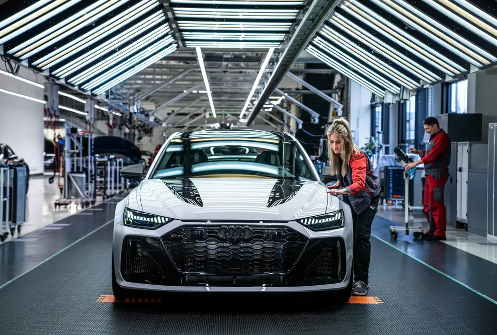 Audi RS 6 Avant GT - Im Lichttunnel der Böllinger Höfe erfolgt die abschließende Qualitätskontrolle der Lackoberfläche eines jeden RS 6 Avant GT.