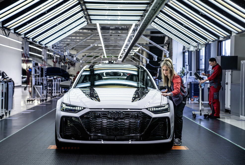 Audi RS 6 Avant GT - Im Lichttunnel der Böllinger Höfe erfolgt die abschließende Qualitätskontrolle der Lackoberfläche eines jeden RS 6 Avant GT.