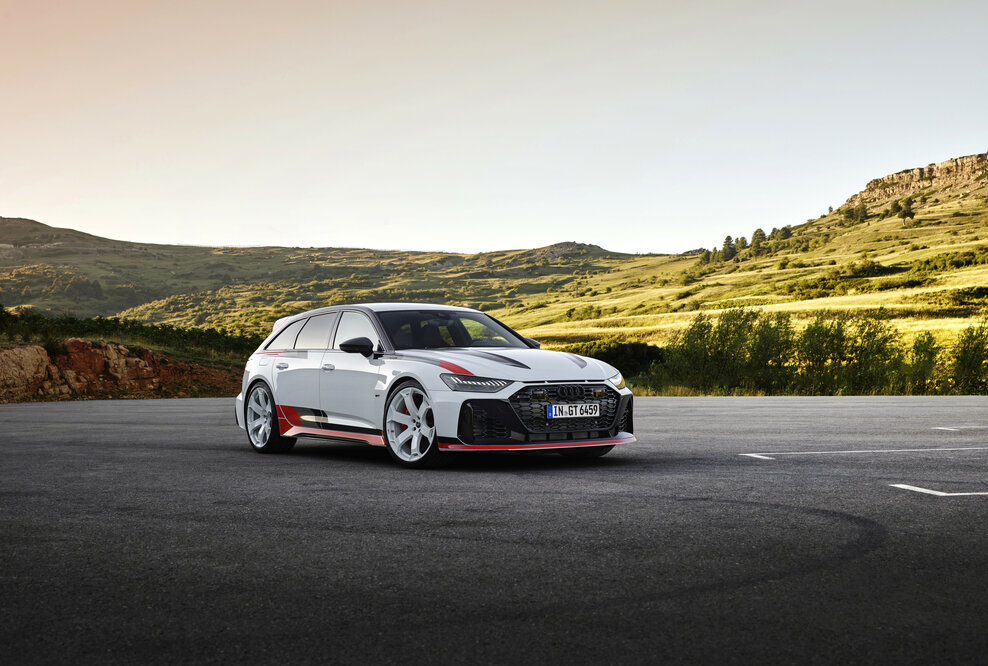 Audi RS 6 Avant GT: Kraftstoffverbrauch kombiniert in l/100 km: 12,7-12,2; CO2-Emissionen kombiniert in g/km: 289-277
