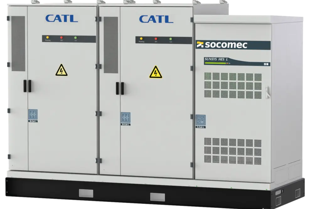 Ready to go: Das neue Speichersystem SUNSYS HES L SKID wird vormontiert, intern verkabelt und auf einem Gestell geliefert. 