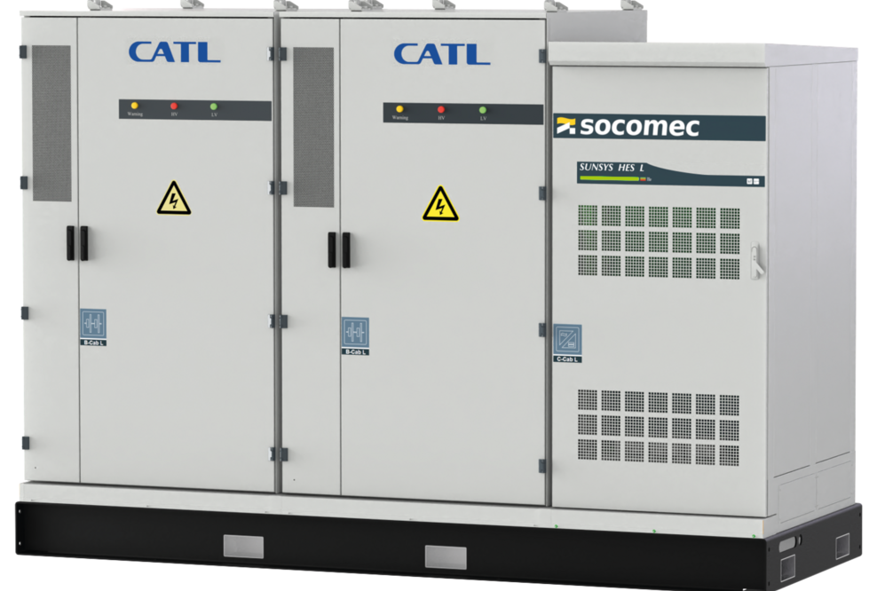 Ready to go: Das neue Speichersystem SUNSYS HES L SKID wird vormontiert, intern verkabelt und auf einem Gestell geliefert. 