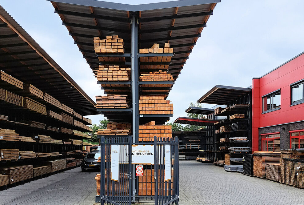 Außen-Kragarmregal in der Farbgebung der Firmengebäude