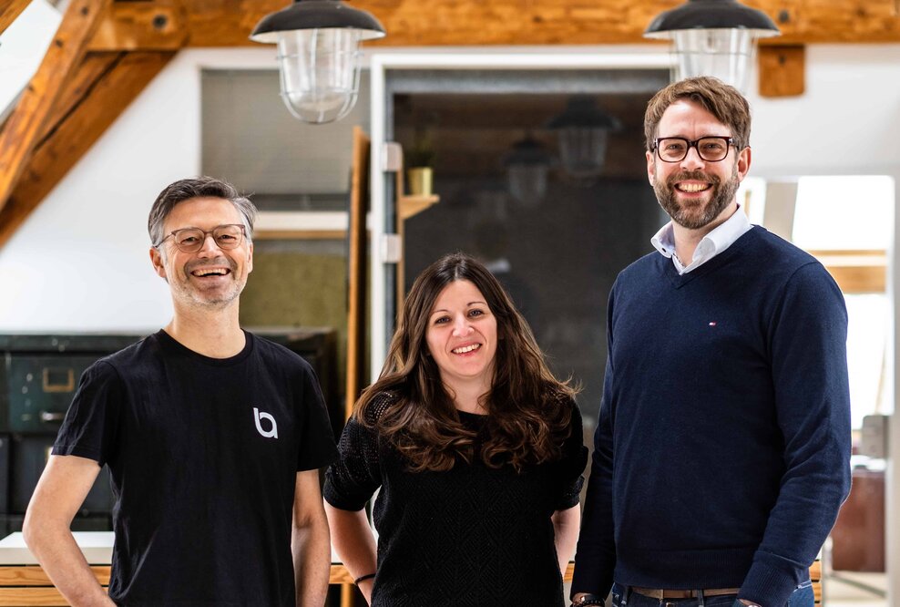 Im Bild v.l.n.r.: Oliver Zenglein, CEO und Gründer; Nicole Rainer, Geschäftsführerin; Max Höpner als neues Mitglied der Geschäftsführung.