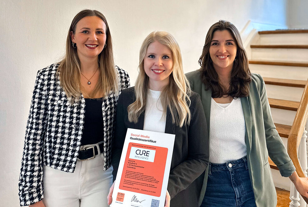 Mitarbeiterinnen aus dem CURE Intelligence Marketing Team sind stolz über die erneute Zertifizierung