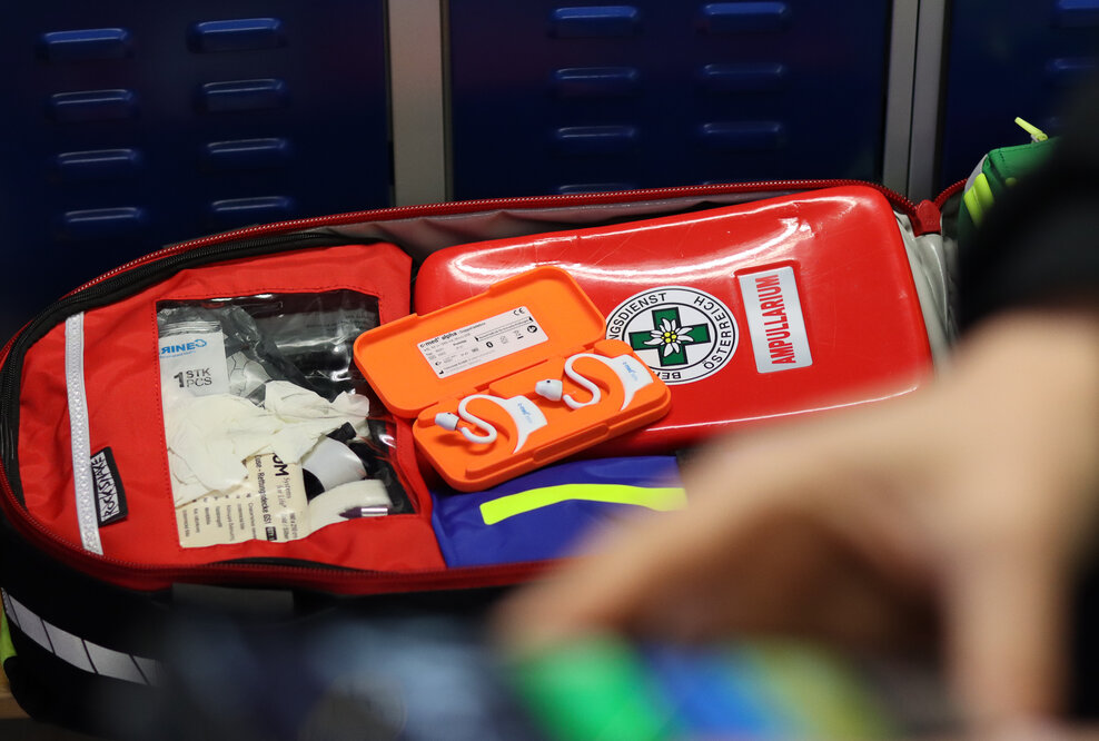 Die Im-Ohr Sensoren werden inklusive einer Ladebox im Hosentaschenformat die Rettungsdienste begleiten.