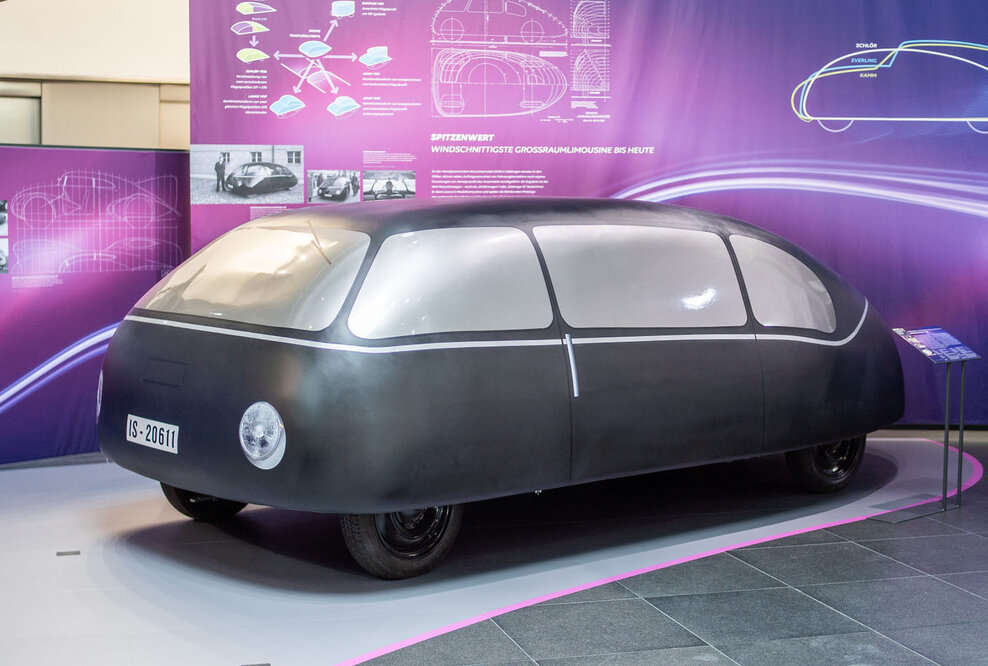 Der Schlörwagen – auch „Göttinger Ei“ genannt – hat einen bis heute unerreichten cW-Wert von 0,186 und seinen Namen von Konstrukteur Karl Schlör von Westhofen-Dirmstein, der ihn zwischen 1937 und 1939 in der Aerodynamischen Versuchsanstalt in Göttingen entwickelt hat. Selbstverständlich ist das „Göttinger Ei“ als Exponat auch in der Sonderausstellung „Windschnittig? Aerodynamische Konzepte im Automobilbau bis 1945“ zu bestaunen. Sie läuft noch bis zum 9. Juni 2024 im Audi museum mobile in Ingolstadt.