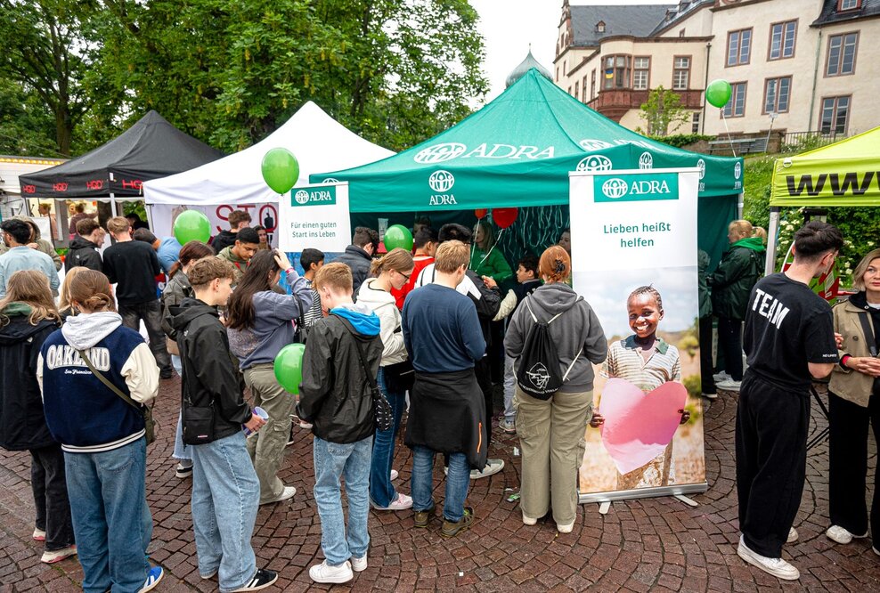 Der ADRA-Infostand auf dem Schlossgrabenfest 2024 in Darmstadt.