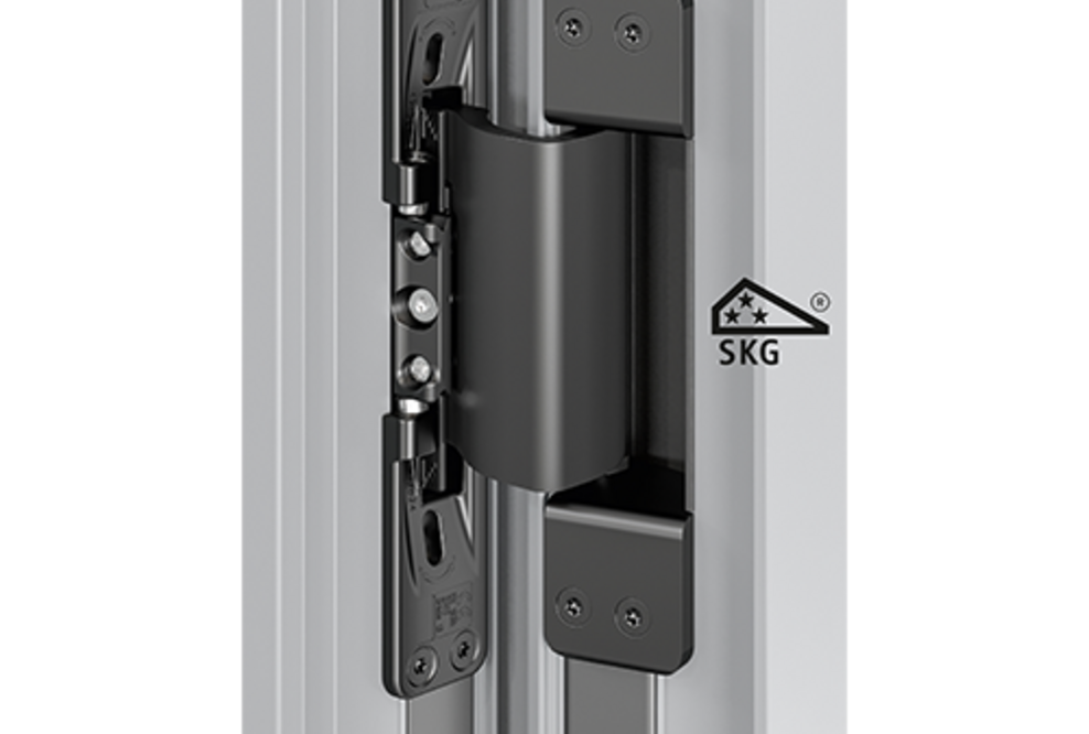 Hahn VL-Band AT - das bislang einzige verdeckt liegende Türband, das die anspruchsvollen Prüfkriterien des SKG erfüllt hat. 