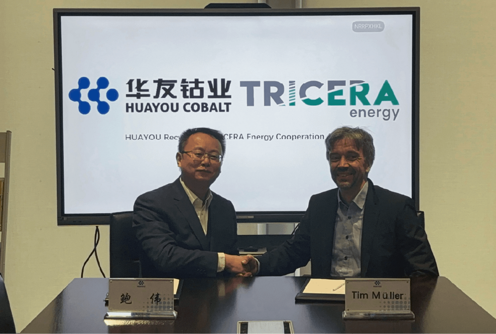 Wei Bao (links) und Tim Müller (rechts) unterzeichnen Letter of Intent