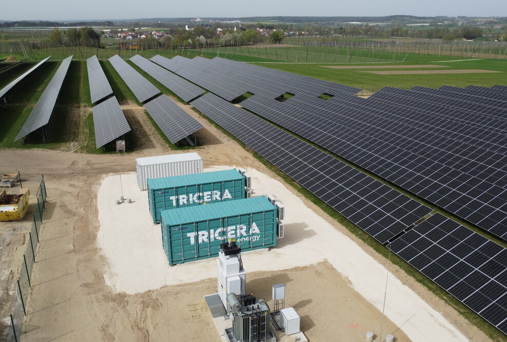 Batteriespeicher an einer PV-Anlage in Weichenried