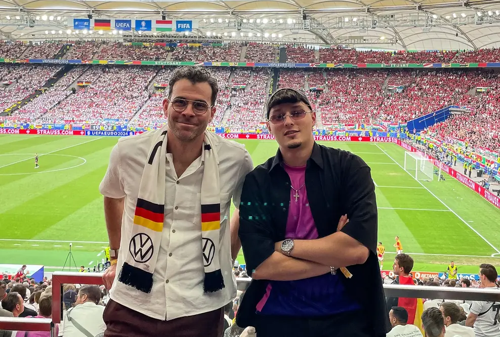 Adam Mosseri, Head of Instagram, mit Nikolai Savic beim Eröffnungsspiel der EM in München.
