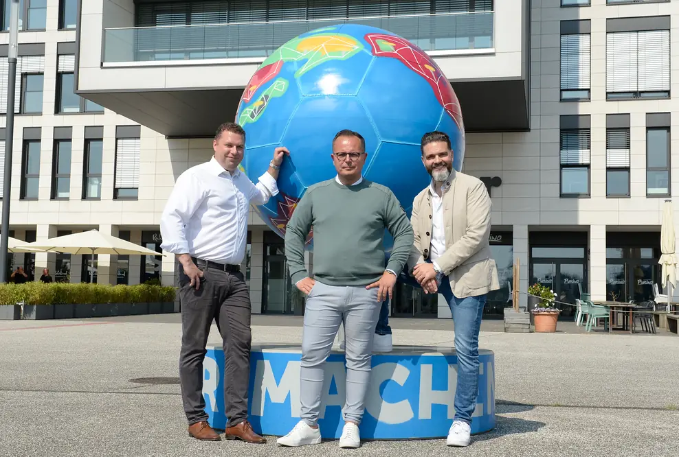 Von links: Stephan Kulbatzki, CFO der Stölting Service Group GmbH, CEO Sebastian Mosbacher und Dr. Boris Westerfeld, COO der Stölting Service Group, vor dem Stahlfußball am Stölting Harbor