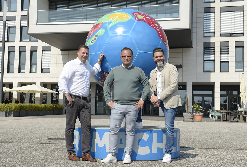 Von links: Stephan Kulbatzki, CFO der Stölting Service Group GmbH, CEO Sebastian Mosbacher und Dr. Boris Westerfeld, COO der Stölting Service Group, vor dem Stahlfußball am Stölting Harbor