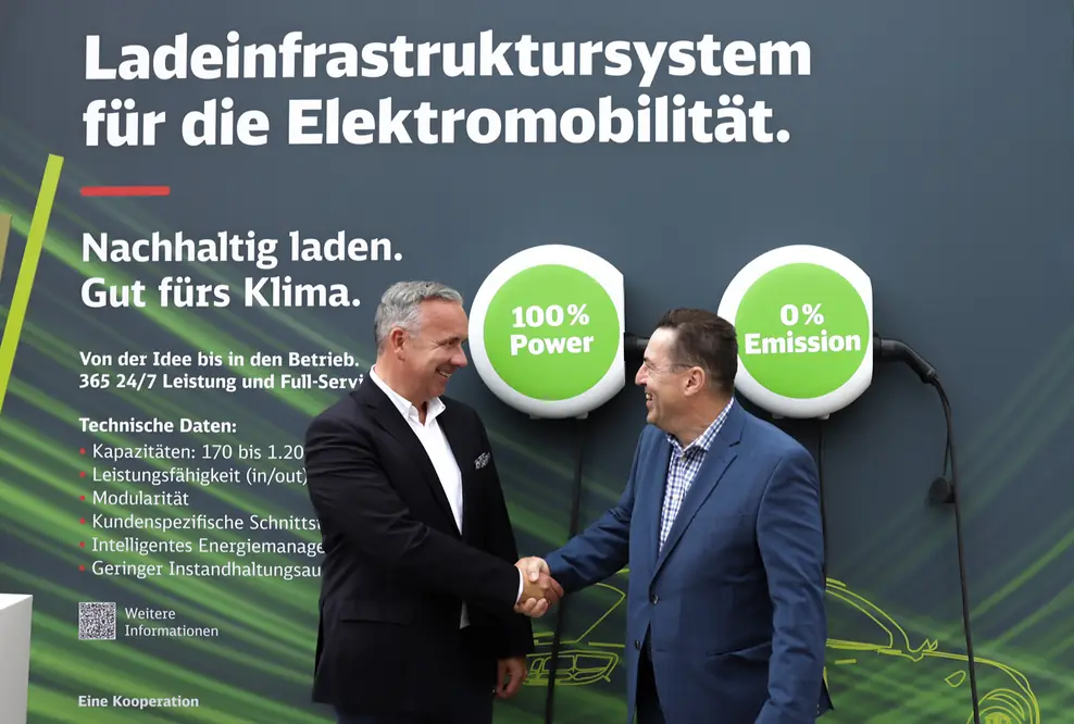 Florian Kruse (EVIA AERO) und Jürgen Zinecker (AXSOL) (v. l. n. r.), Bildmaterial AXSOL GmbH