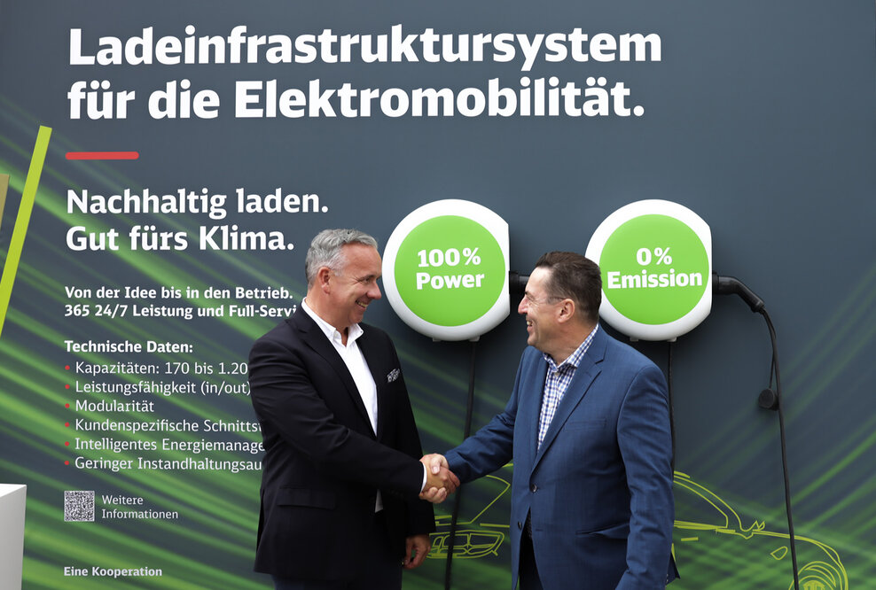 Florian Kruse (EVIA AERO) und Jürgen Zinecker (AXSOL) (v. l. n. r.), Bildmaterial AXSOL GmbH