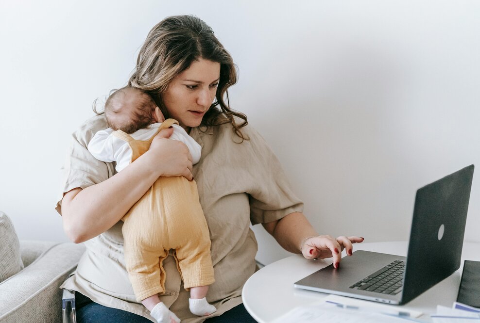 Die BKK GILDEMEISTER SEIDENSTICKER unterstützt mit der digitalen Hebammenberatung Kinderheldin