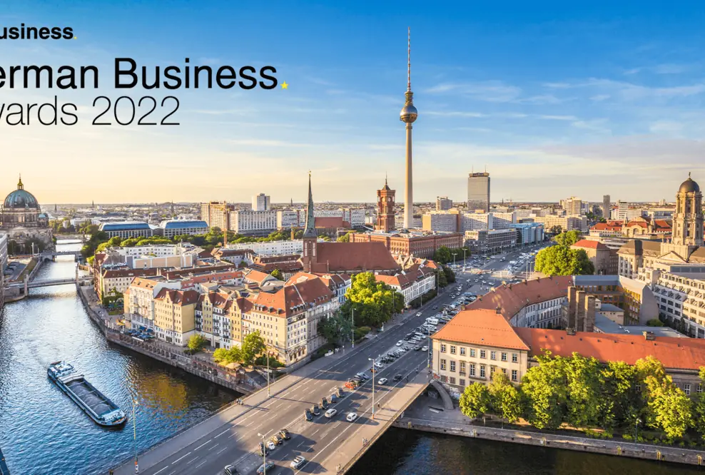 Sicht von oben auf die Stadt Berlin mit Funkturm und Spree. Text im Bild: German Business Awards