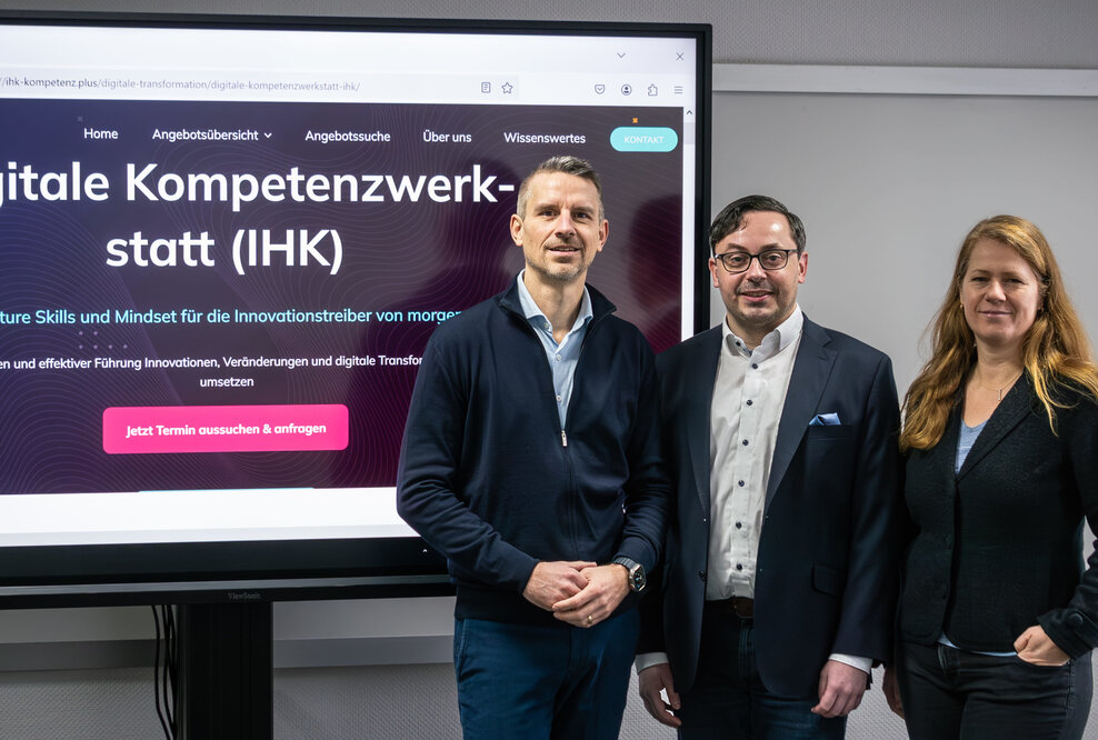 Freuen sich über die erfolgreiche Zusammenarbeit: Stefan Bales (CEO Meavision & Rheindigital), Gerald Fichtner (Geschäftsführer IHK-Bildungszentrum Bonn/Rhein-Sieg) und Jutta Verhoog (Projektreferentin Bereich Bildungsprojekte und Transfer DIHK-Bildungs-gGmbH), von links. Foto: Meavision