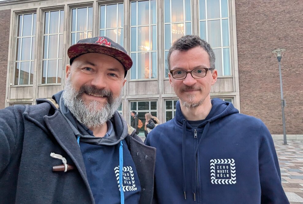 Michael Cieslik und Jan Odenthal (v.l.n.r.) vor dem Kölner Rathaus