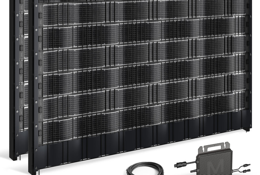 Sunbooster VERTICAL mit Wechselrichtern und Verkabelung an. 